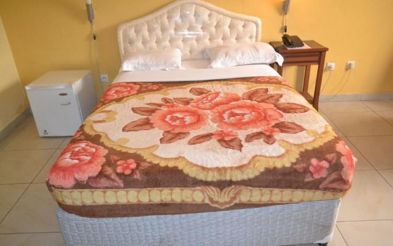 Denver Plaza Hotel 두알라 외부 사진