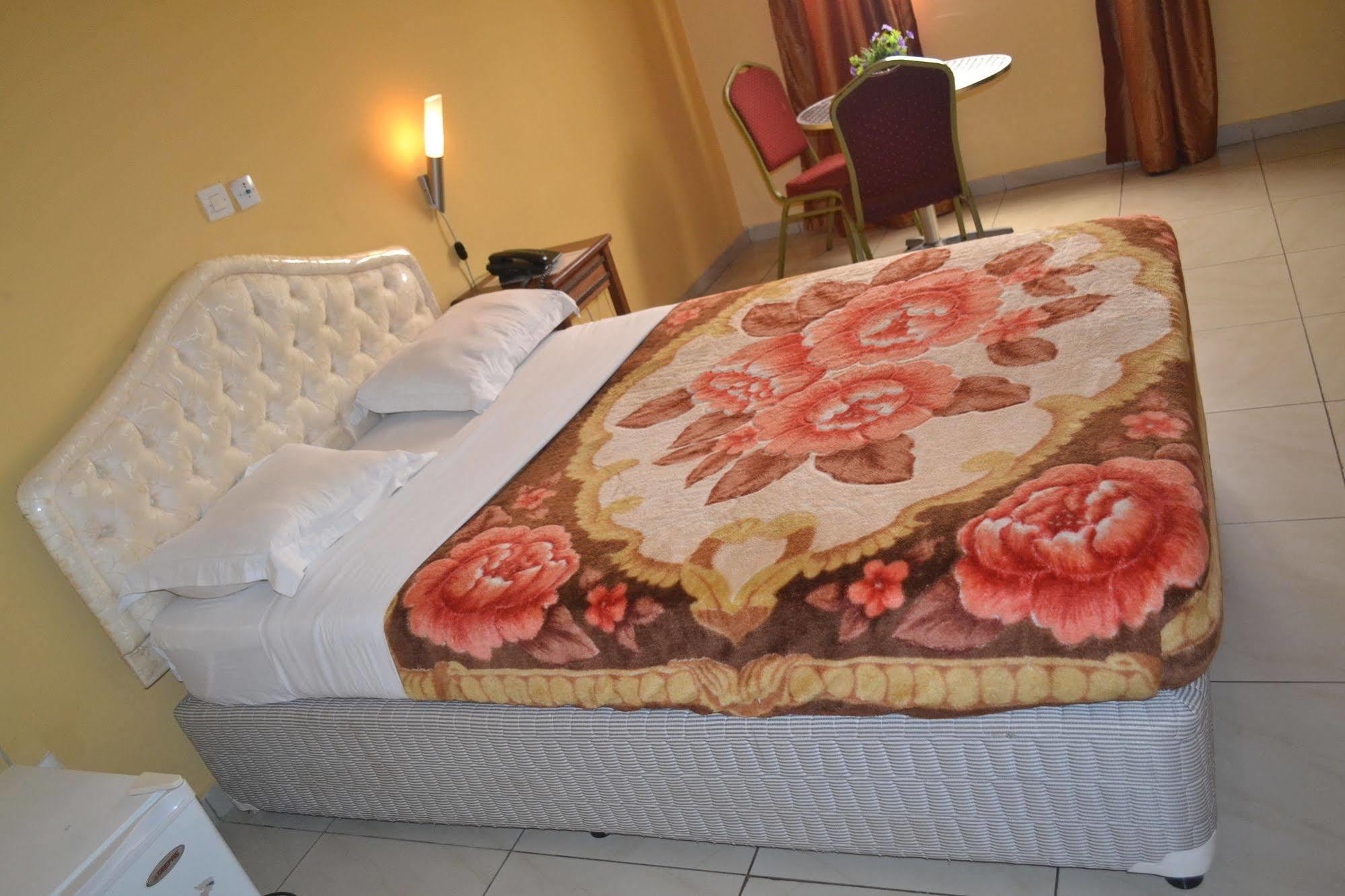 Denver Plaza Hotel 두알라 외부 사진